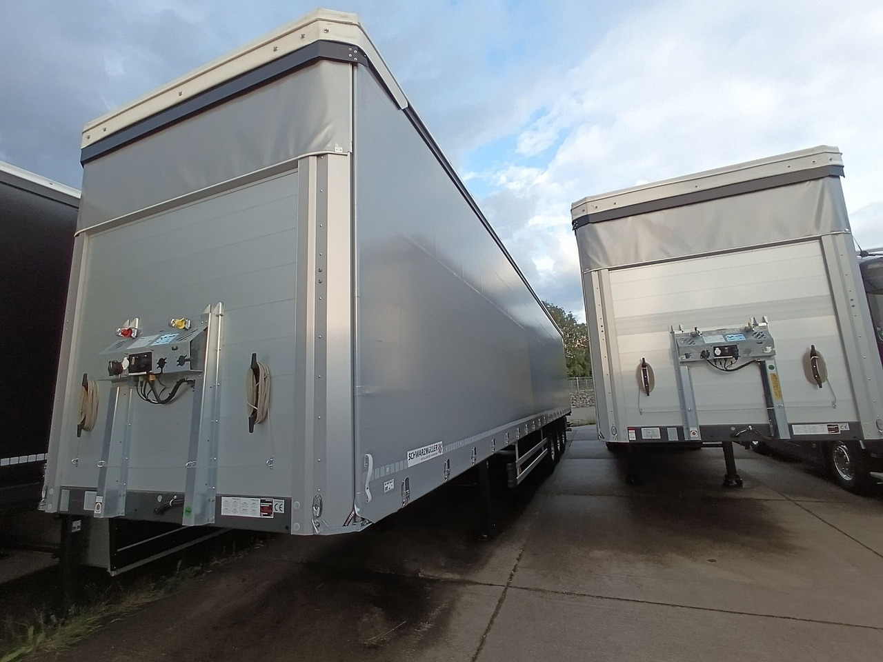 Schwarzmüller PowerLine LIFT/LENKACHSE HUBDACH 5880kg NEU Schwarzmüller PowerLine LIFT/LENKACHSE HUBDACH 5880kg NEU - Тентований напівпричіп: фото 3 Schwarzmüller PowerLine LIFT/LENKACHSE HUBDACH 5880kg NEU Schwarzmüller PowerLine LIFT/LENKACHSE HUBDACH 5880kg NEU - Тентований напівпричіп: фото 3