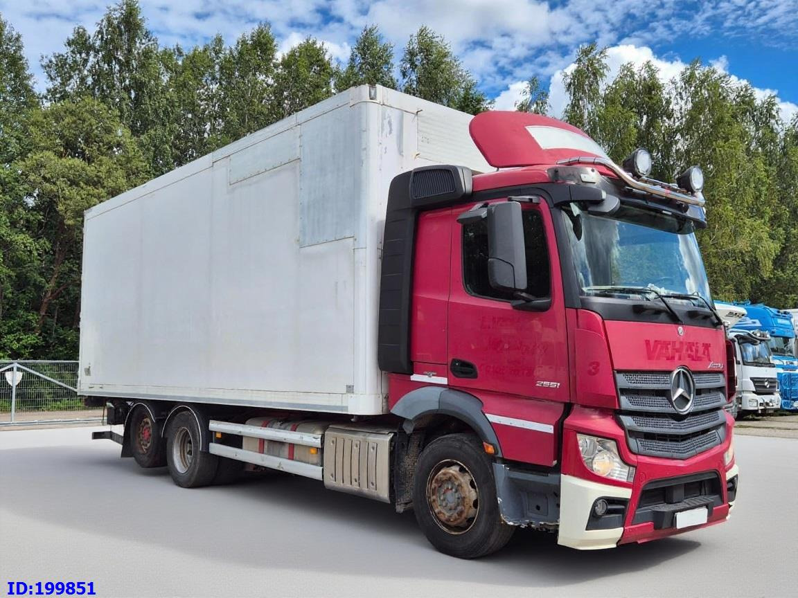 MERCEDES-BENZ Actros 2551 6x2 Euro5 - Вантажівка з закритим кузовом: фото 2 MERCEDES-BENZ Actros 2551 6x2 Euro5 - Вантажівка з закритим кузовом: фото 2