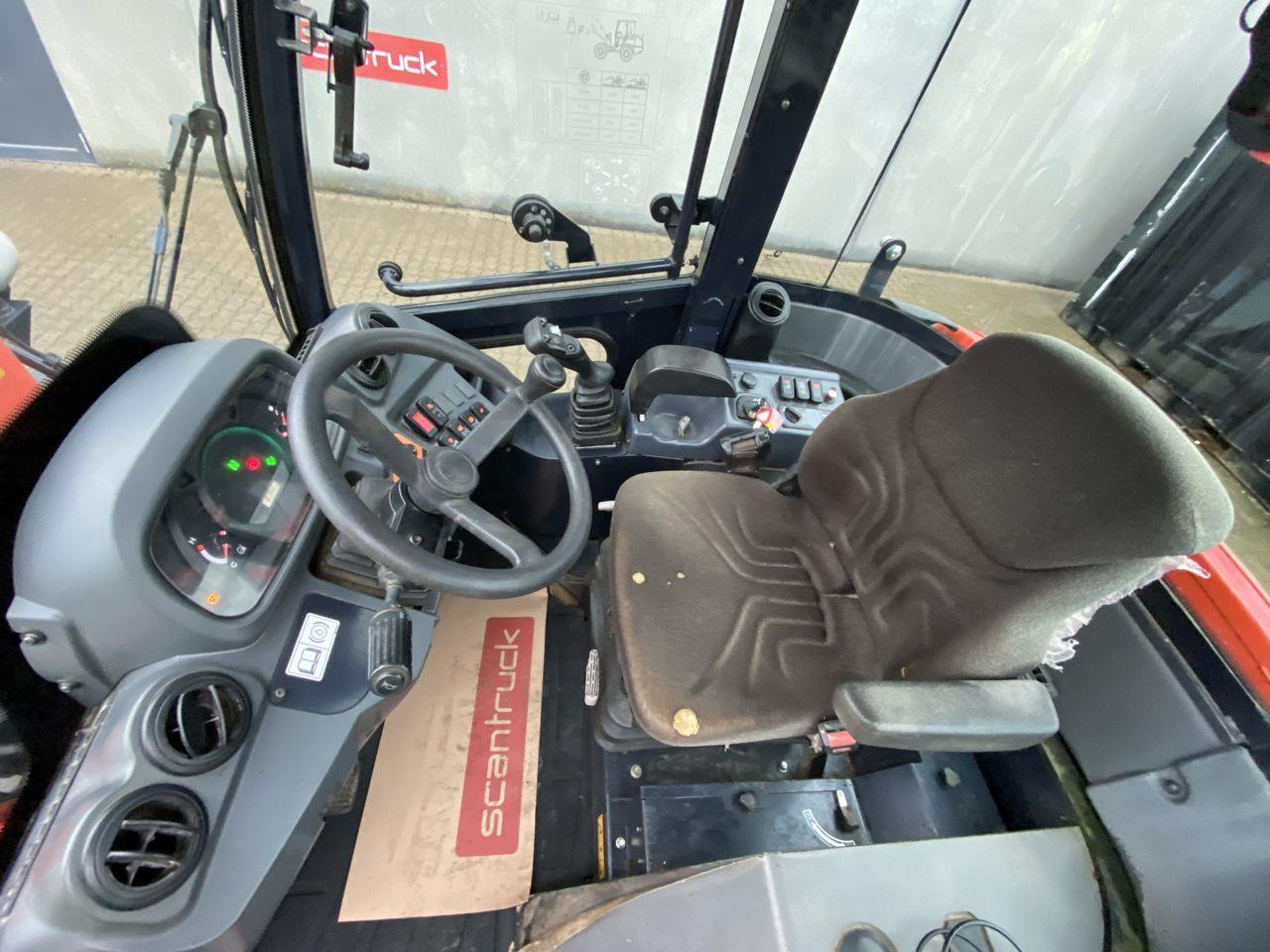 Kubota R082 - Компактний фронтальний навантажувач: фото 3 Kubota R082 - Компактний фронтальний навантажувач: фото 3