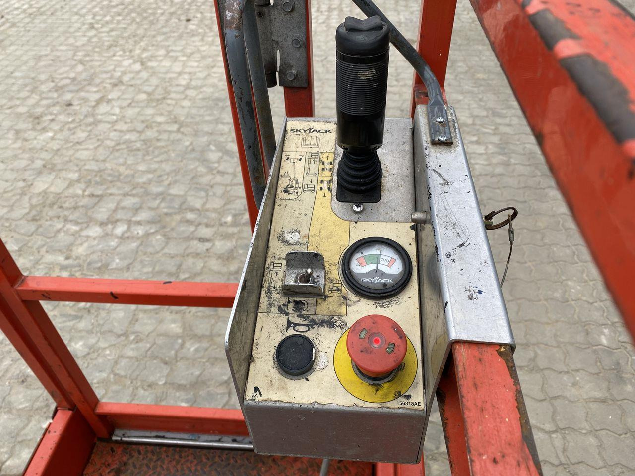 Skyjack SJ16 - Вертикальний щогловий підйомник: фото 3 Skyjack SJ16 - Вертикальний щогловий підйомник: фото 3