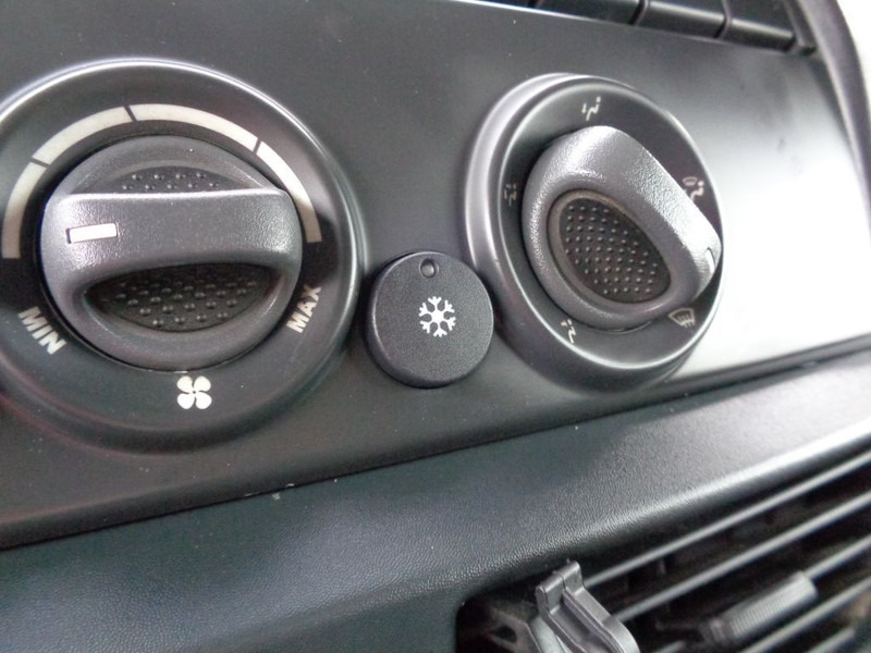 Interior photo 1: Вантажівка шасі Iveco EuroCargo 80E18 + PTO + Euro 5 + blad-blad