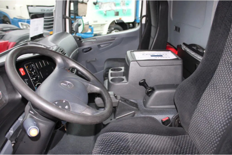 Mercedes-Benz Atego 1018 + LIFT - Вантажівка з закритим кузовом: фото 3 Mercedes-Benz Atego 1018 + LIFT - Вантажівка з закритим кузовом: фото 3