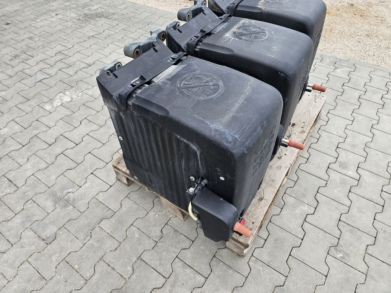 DAF XF106 EURO 6 / VERTICAL BATTERY BOX - Аккумулятор: фото 2 DAF XF106 EURO 6 / VERTICAL BATTERY BOX - Аккумулятор: фото 2
