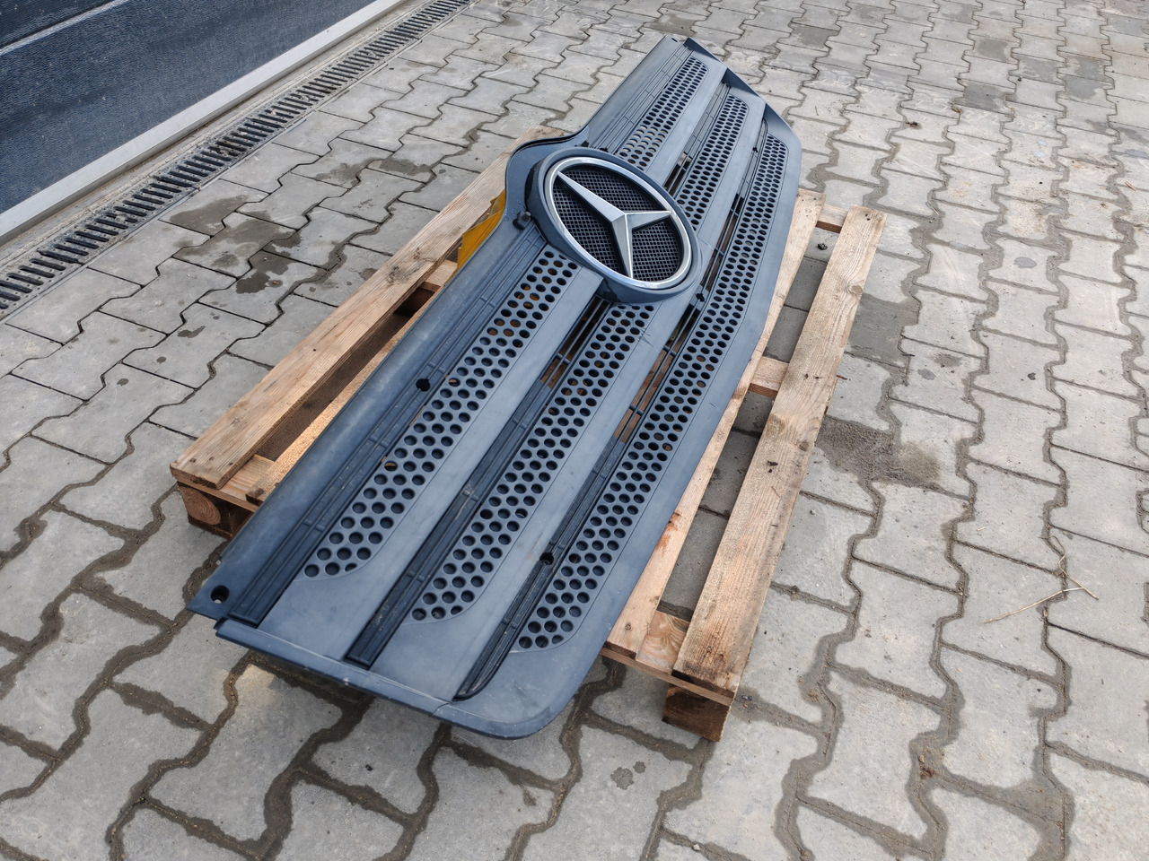 MERCEDES-BENZ ATEGO MP4 EURO 6 / FRONT GRILL - Решітка радіатора: фото 3 MERCEDES-BENZ ATEGO MP4 EURO 6 / FRONT GRILL - Решітка радіатора: фото 3