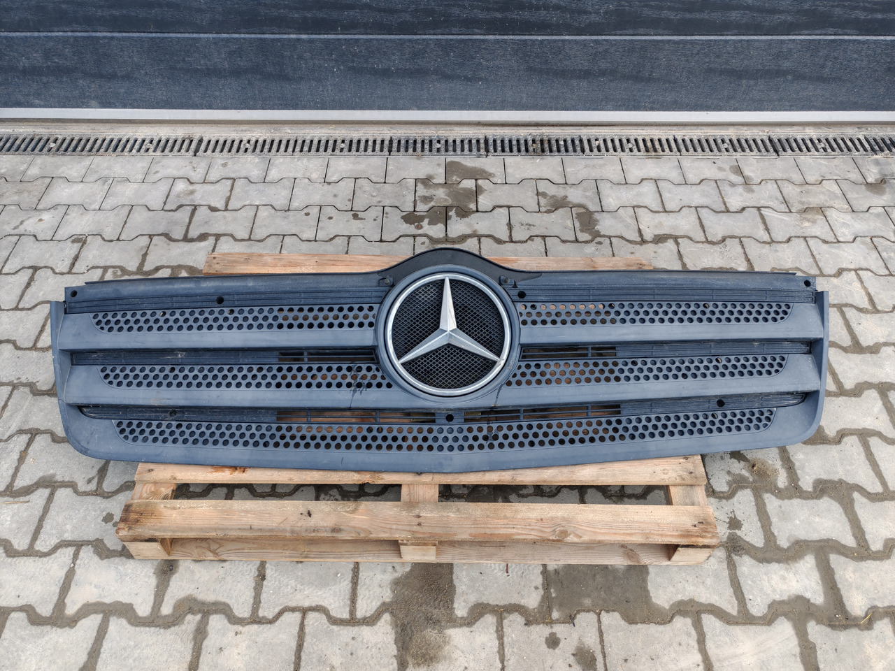 MERCEDES-BENZ ATEGO MP4 EURO 6 / FRONT GRILL - Решітка радіатора: фото 2 MERCEDES-BENZ ATEGO MP4 EURO 6 / FRONT GRILL - Решітка радіатора: фото 2