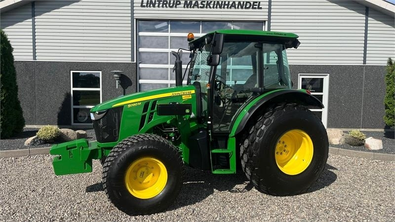 John Deere 5090 M Med græsdæk - Трактор: фото 1 John Deere 5090 M Med græsdæk - Трактор: фото 1