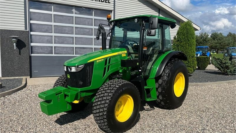 John Deere 5090 M Med græsdæk - Трактор: фото 2 John Deere 5090 M Med græsdæk - Трактор: фото 2