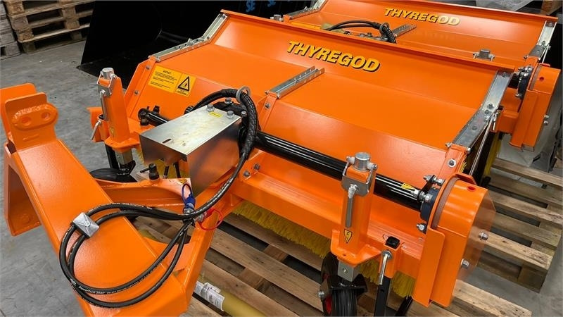 Thyregod TK 1600 PTO, med hydraulisk sving. - Щітка дорожня: фото 1 Thyregod TK 1600 PTO, med hydraulisk sving. - Щітка дорожня: фото 1