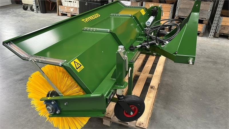 Thyregod TK 2800 med nylon børster og hydraulisk sving. bre - Щітка дорожня: фото 2 Thyregod TK 2800 med nylon børster og hydraulisk sving. bre - Щітка дорожня: фото 2