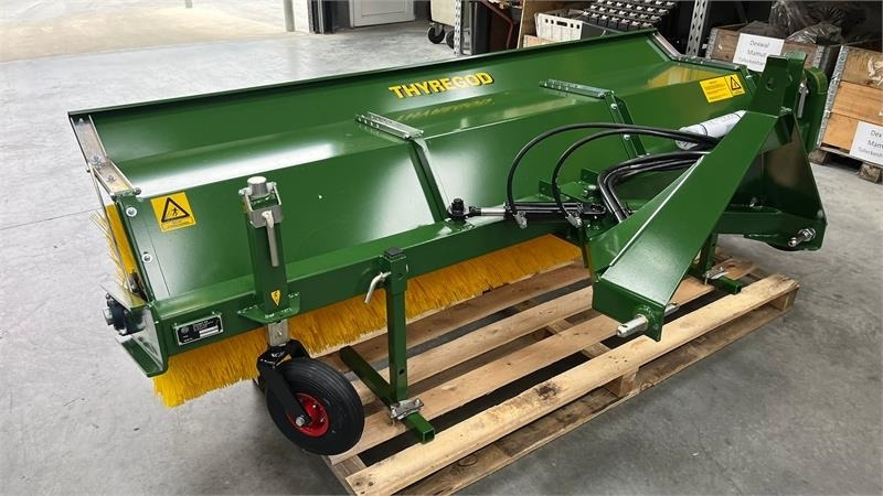 Thyregod TK 2800 med nylon børster og hydraulisk sving. bre - Щітка дорожня: фото 1 Thyregod TK 2800 med nylon børster og hydraulisk sving. bre - Щітка дорожня: фото 1