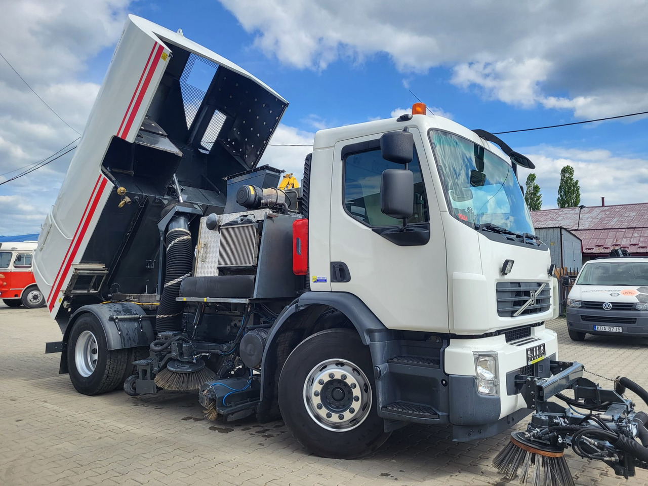 Volvo FE 320 two engines - Підмітально-прибиральна машина: фото 4 Volvo FE 320 two engines - Підмітально-прибиральна машина: фото 4