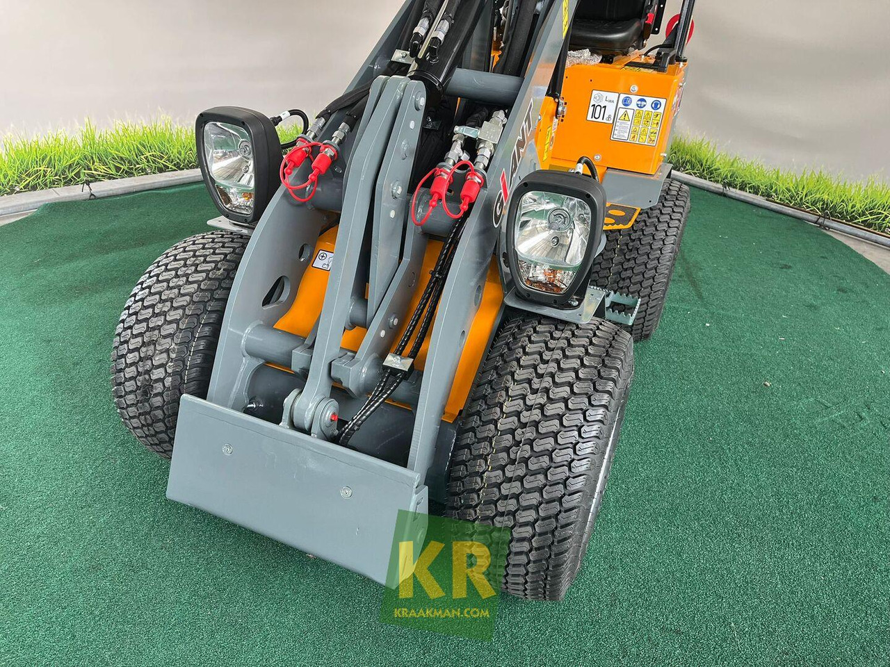 G1200 Giant - Компактний фронтальний навантажувач: фото 3 G1200 Giant - Компактний фронтальний навантажувач: фото 3