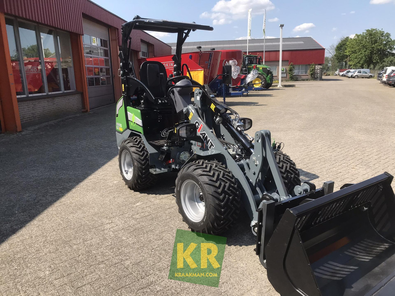 G2200E Giant - Компактний фронтальний навантажувач: фото 2 G2200E Giant - Компактний фронтальний навантажувач: фото 2