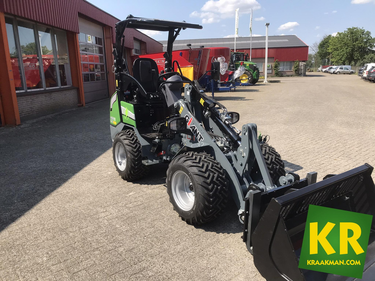 G2200E Giant - Компактний фронтальний навантажувач: фото 2 G2200E Giant - Компактний фронтальний навантажувач: фото 2