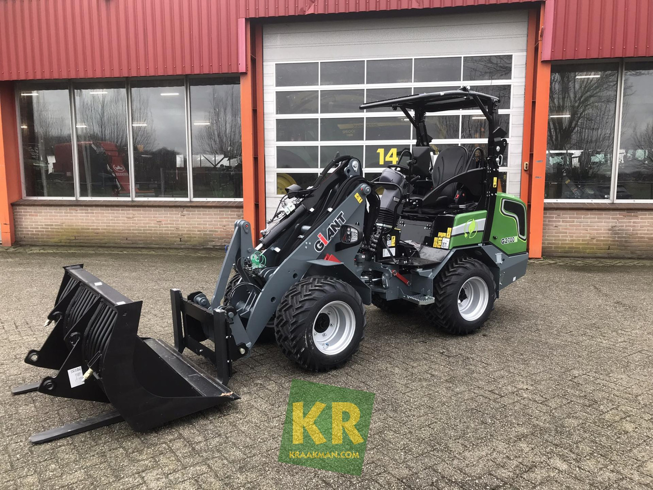 G2700E Giant - Компактний фронтальний навантажувач: фото 1 G2700E Giant - Компактний фронтальний навантажувач: фото 1