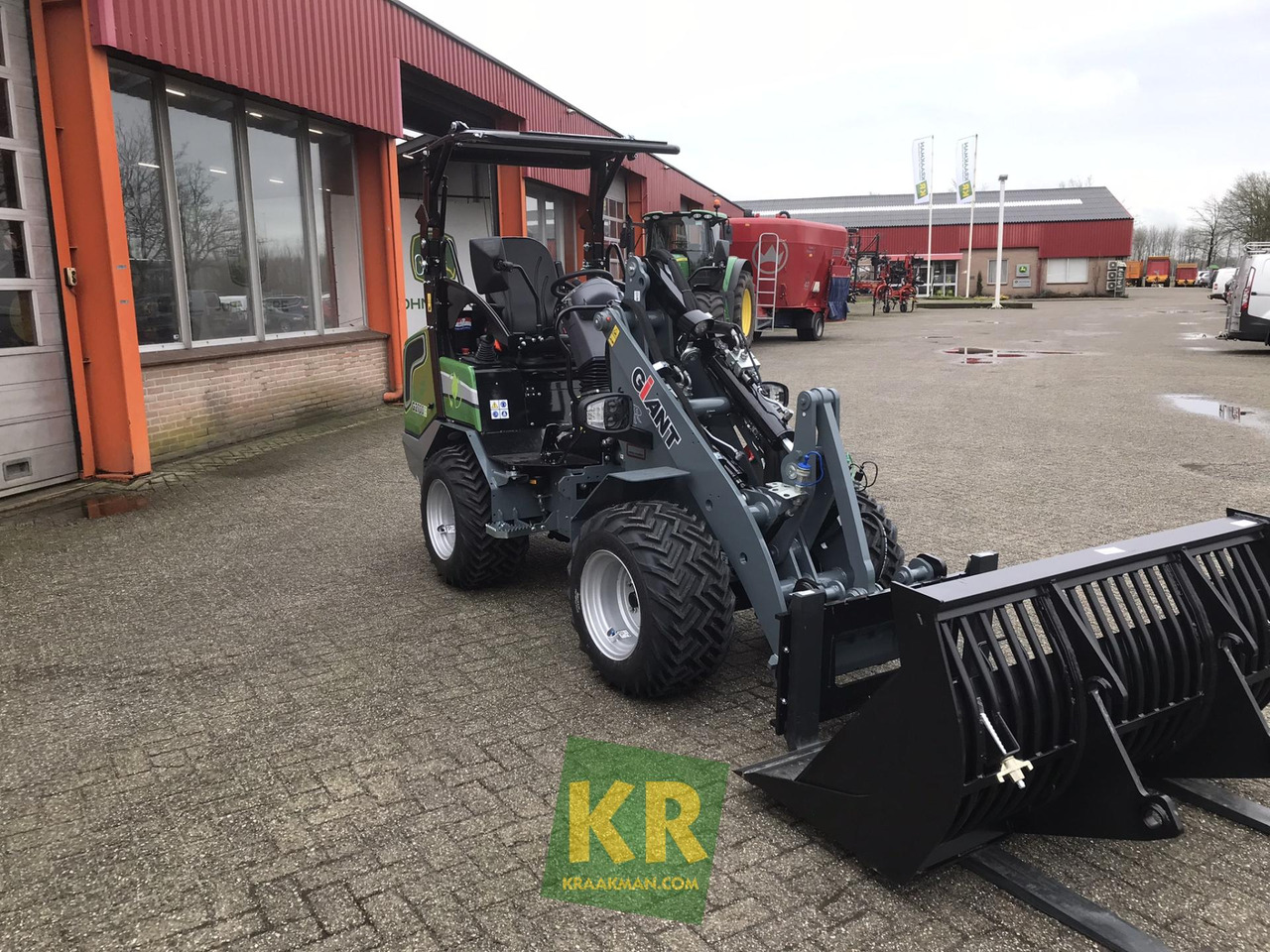 G2700E Giant - Компактний фронтальний навантажувач: фото 3 G2700E Giant - Компактний фронтальний навантажувач: фото 3