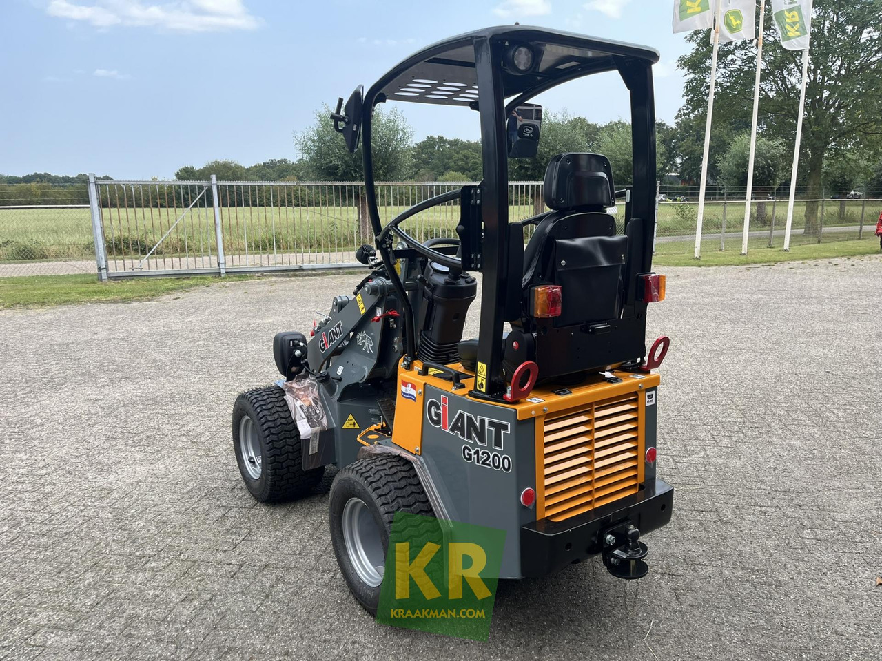 Giant G1200 - Компактний фронтальний навантажувач: фото 5 Giant G1200 - Компактний фронтальний навантажувач: фото 5