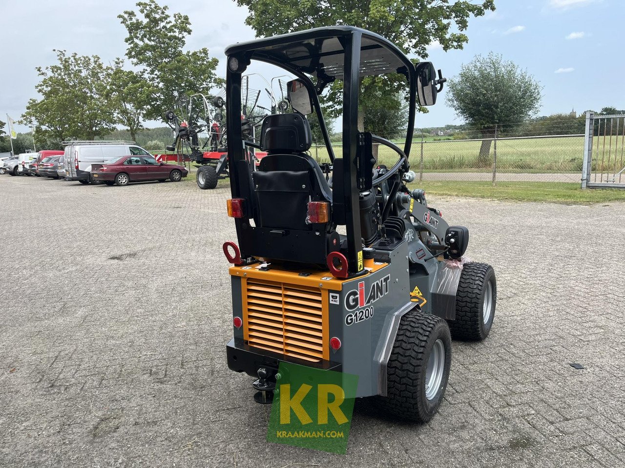 Giant G1200 - Компактний фронтальний навантажувач: фото 4 Giant G1200 - Компактний фронтальний навантажувач: фото 4