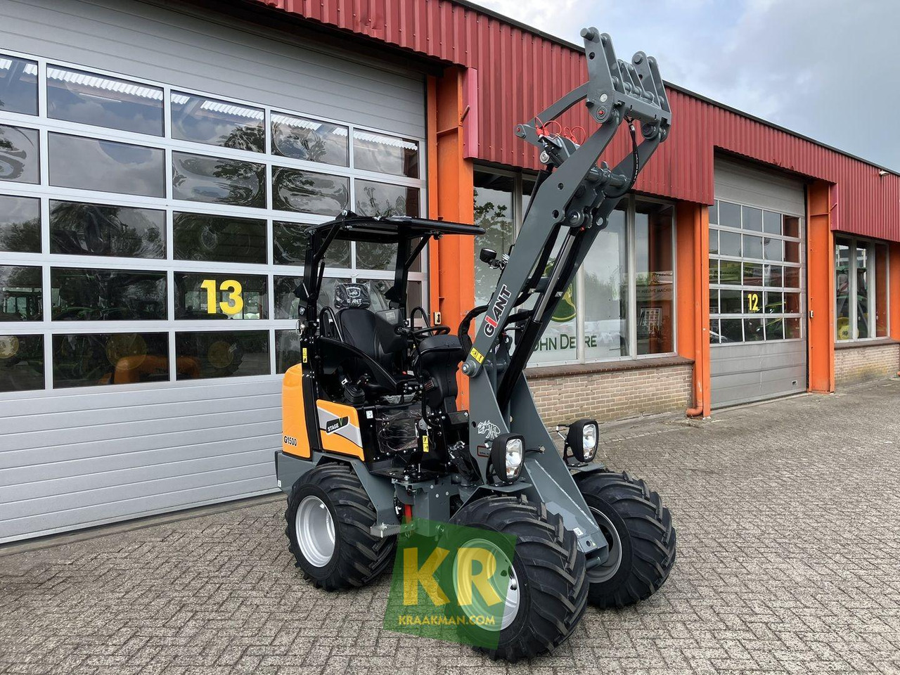 Giant G1500 - Компактний фронтальний навантажувач: фото 3 Giant G1500 - Компактний фронтальний навантажувач: фото 3