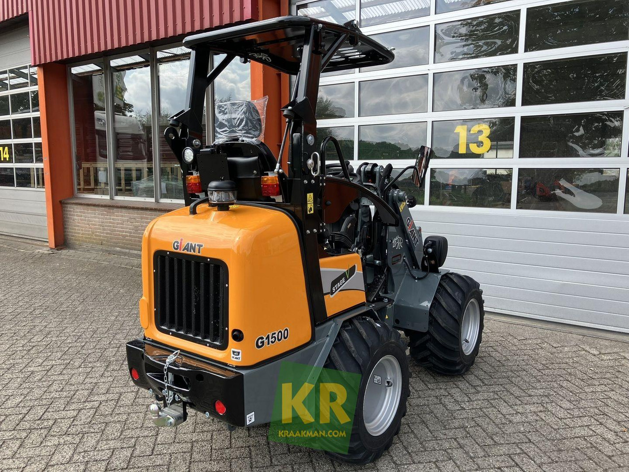 Giant G1500 - Компактний фронтальний навантажувач: фото 4 Giant G1500 - Компактний фронтальний навантажувач: фото 4