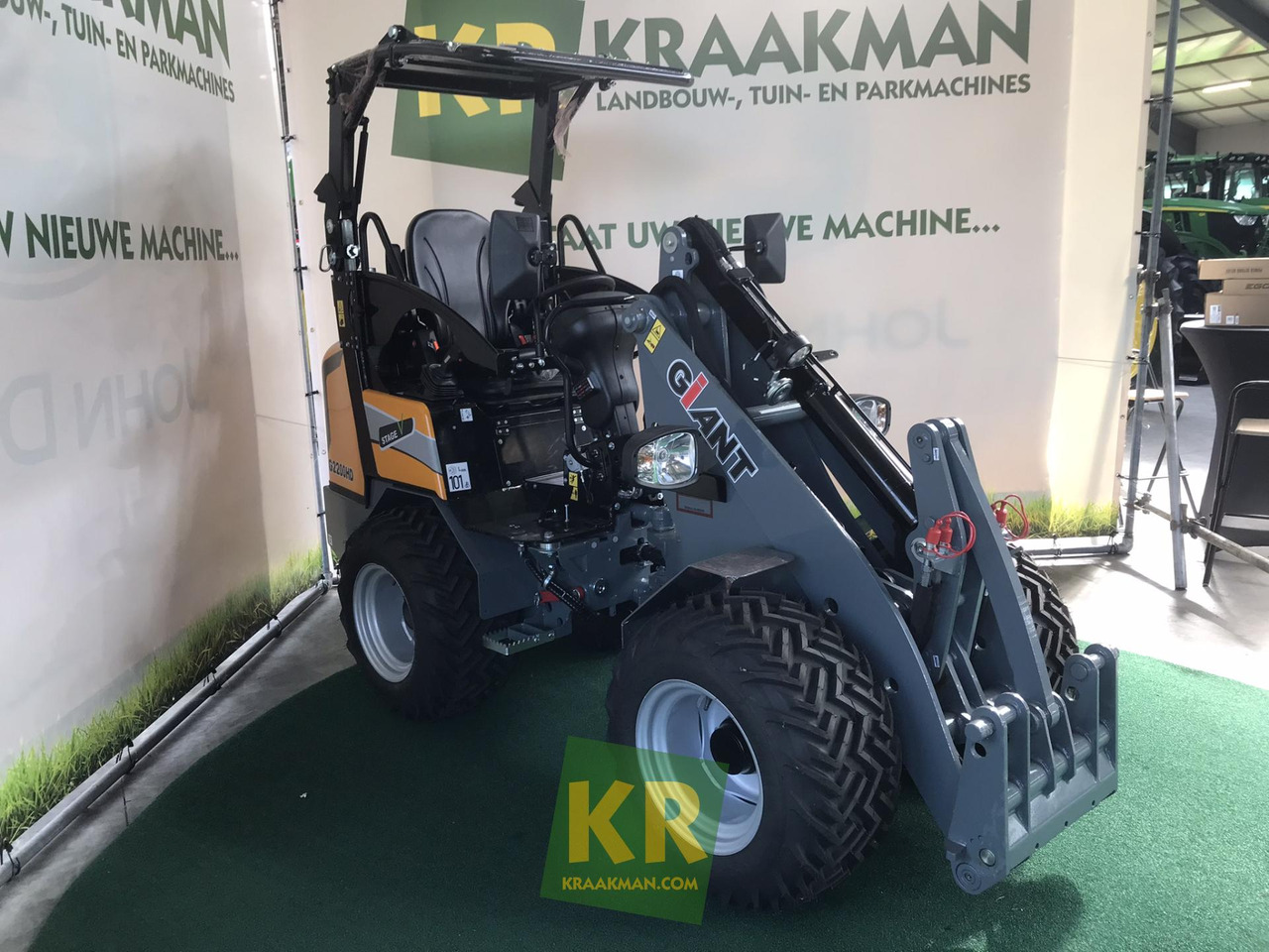 Giant G2200 - Компактний фронтальний навантажувач: фото 2 Giant G2200 - Компактний фронтальний навантажувач: фото 2