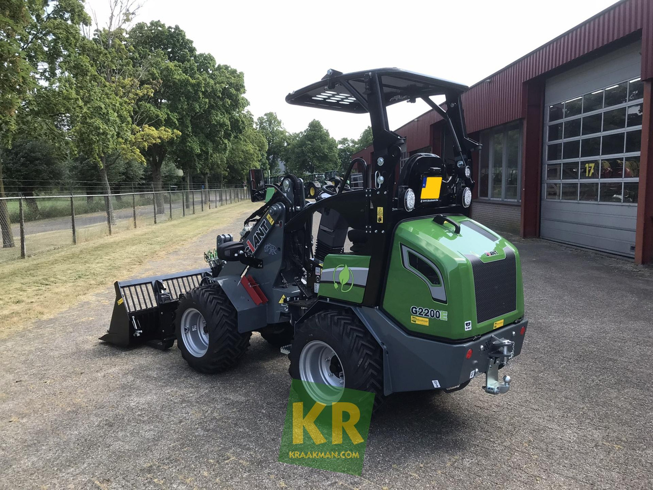 Giant G2200E - Компактний фронтальний навантажувач: фото 4 Giant G2200E - Компактний фронтальний навантажувач: фото 4