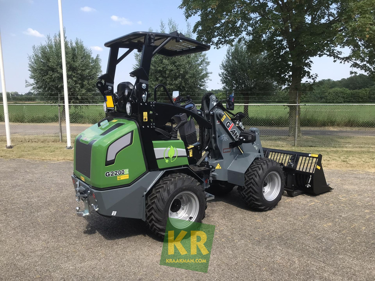Giant G2200E - Компактний фронтальний навантажувач: фото 3 Giant G2200E - Компактний фронтальний навантажувач: фото 3