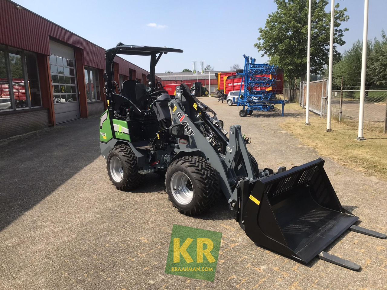 Giant G2200E - Компактний фронтальний навантажувач: фото 2 Giant G2200E - Компактний фронтальний навантажувач: фото 2