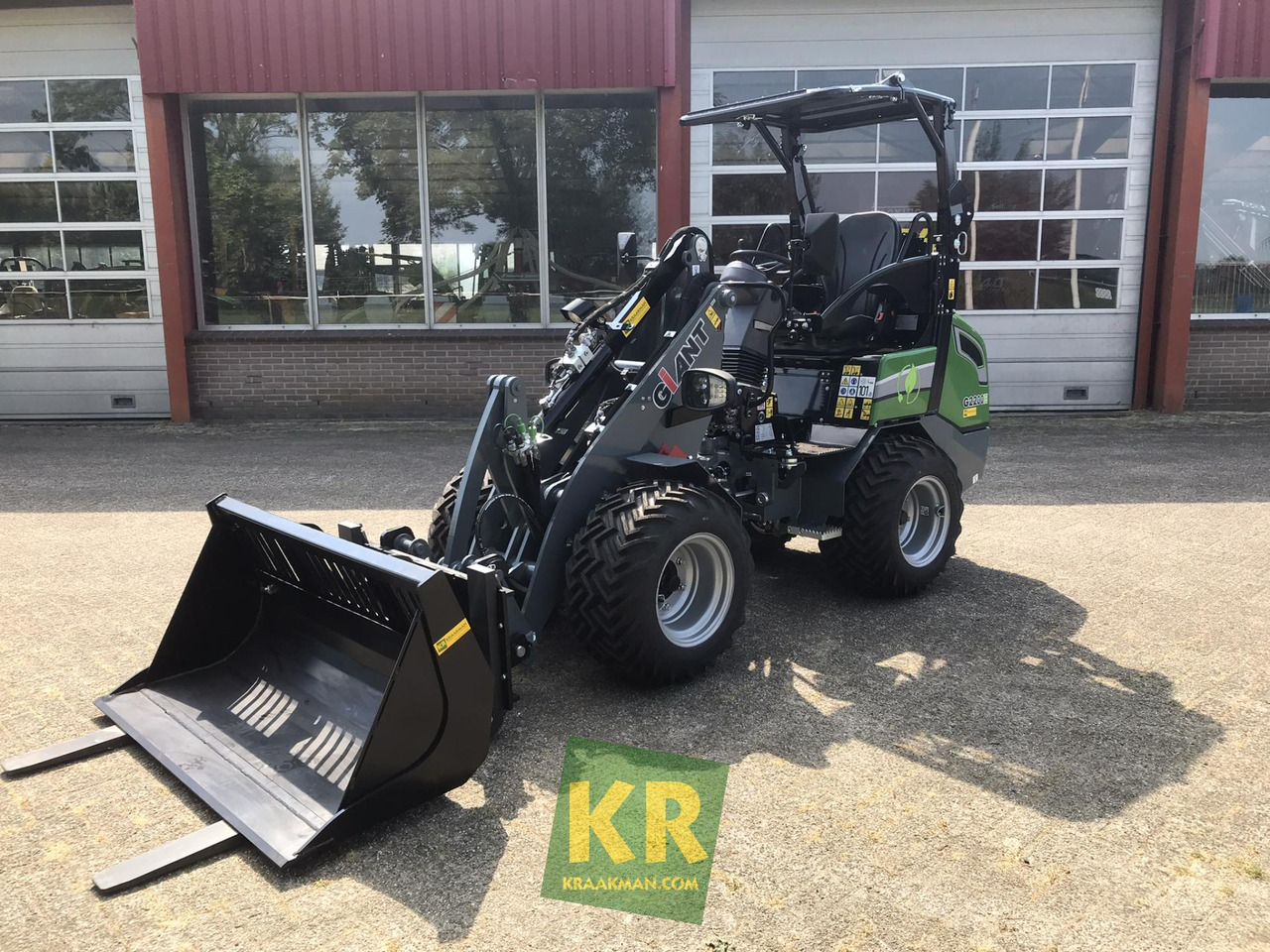 Giant G2200E - Компактний фронтальний навантажувач: фото 1 Giant G2200E - Компактний фронтальний навантажувач: фото 1