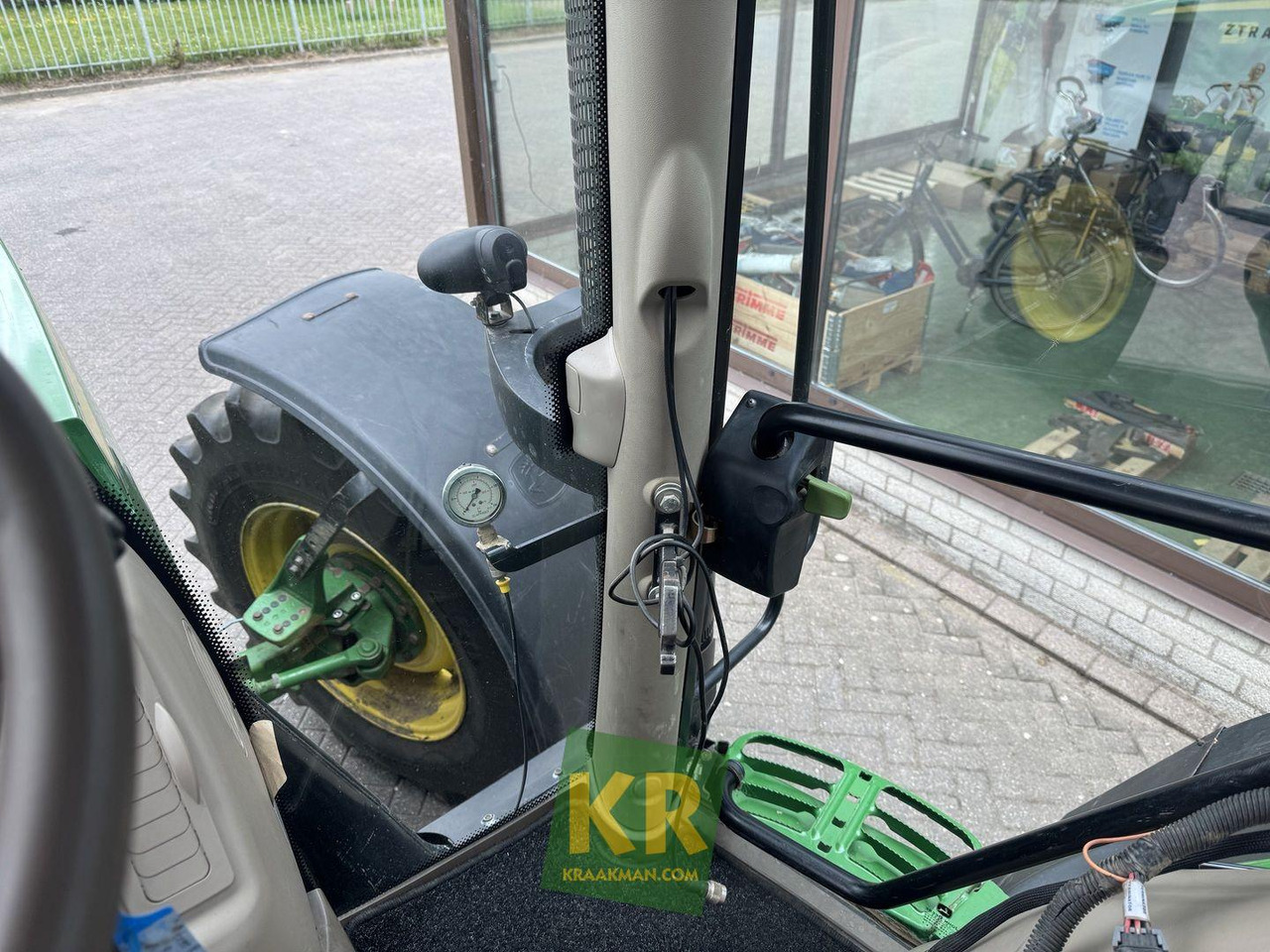 Трактор John Deere 6150R: фото 7