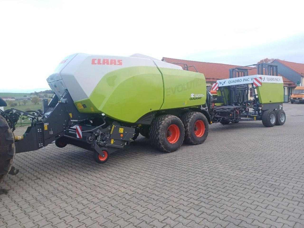 CLAAS quadrant 5200 rc evolution mit tst quadro pac v - Прес-підбирач тюковий: фото 1 CLAAS quadrant 5200 rc evolution mit tst quadro pac v - Прес-підбирач тюковий: фото 1