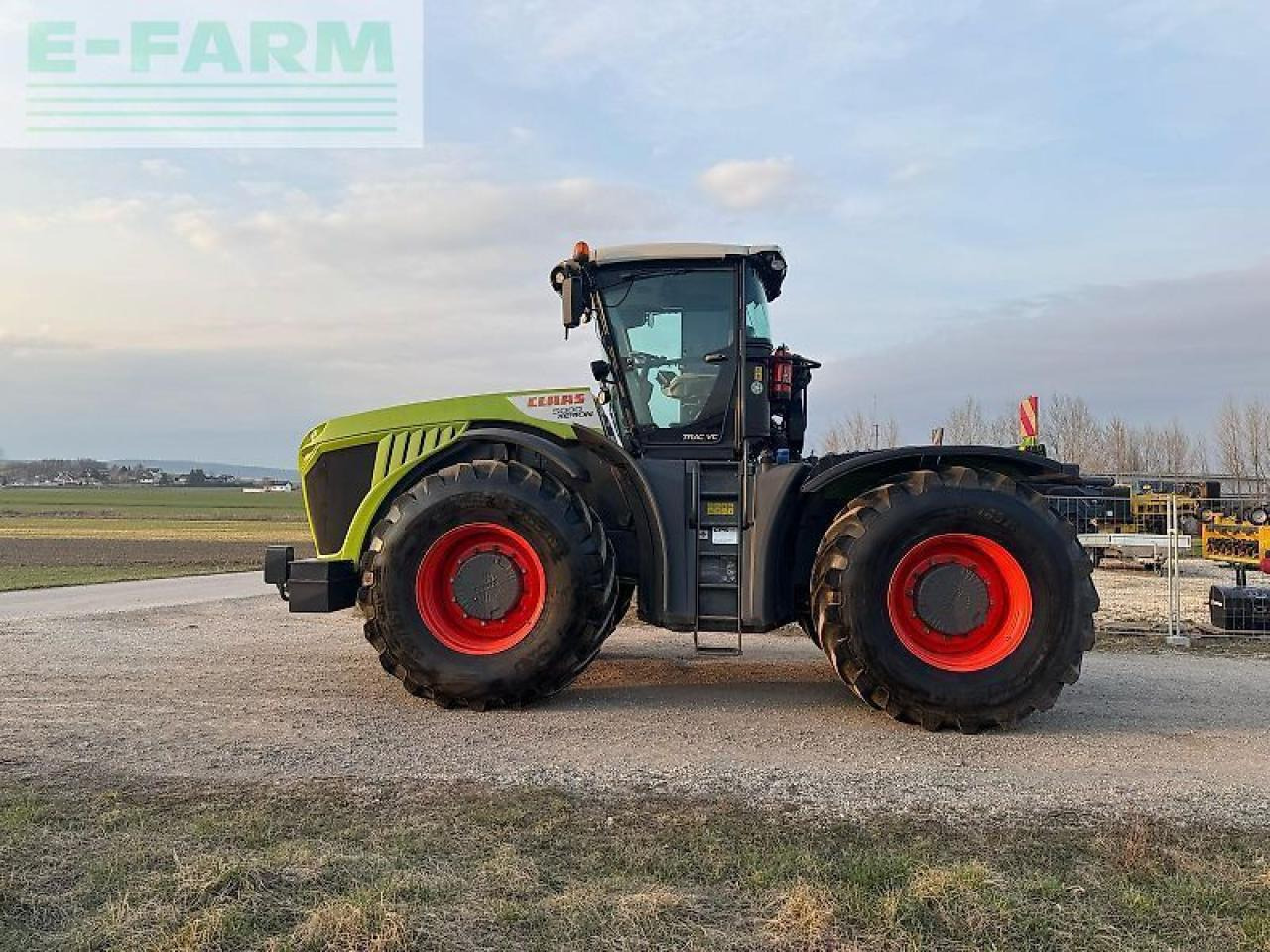 CLAAS xerion 5000 trac vc TRAC VC - Трактор: фото 1 CLAAS xerion 5000 trac vc TRAC VC - Трактор: фото 1