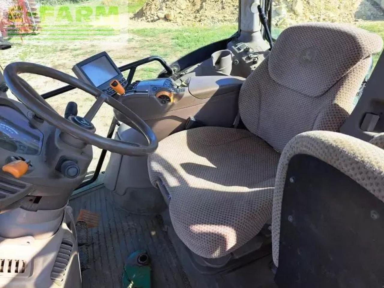 Трактор John Deere 6215r: фото 9