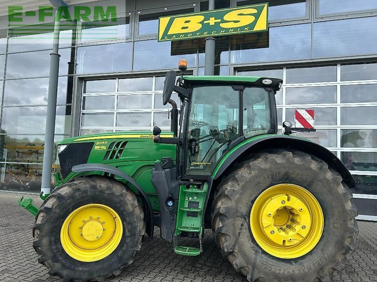 John Deere traktor 6215r - Трактор: фото 1 John Deere traktor 6215r - Трактор: фото 1
