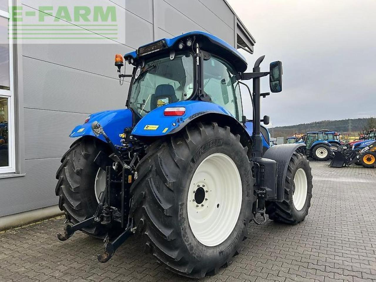 New Holland t 7.210 rc - Трактор: фото 3 New Holland t 7.210 rc - Трактор: фото 3