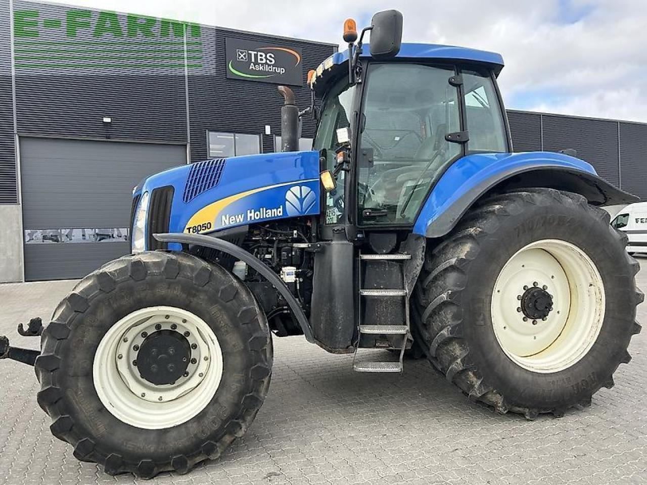 New Holland t8050 - Трактор: фото 1 New Holland t8050 - Трактор: фото 1