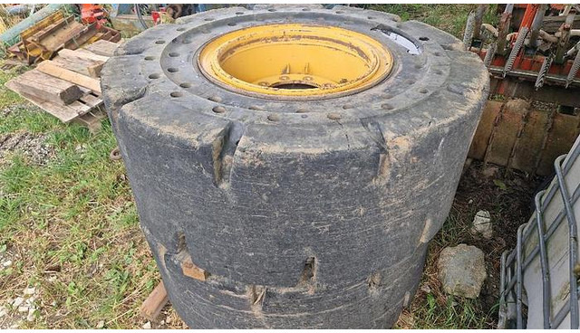 Big Vollgummi Räder 20,5 x 25 mit Volvo Felgen - Шина: фото 1 Big Vollgummi Räder 20,5 x 25 mit Volvo Felgen - Шина: фото 1