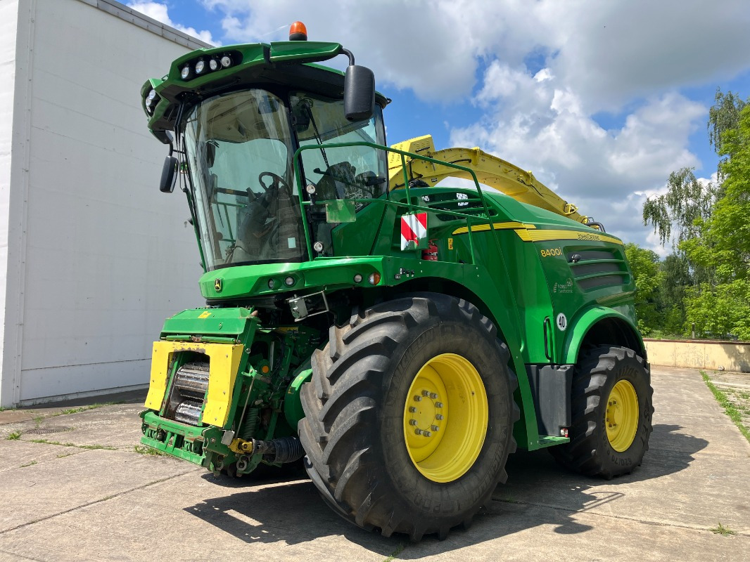John Deere 8400i mit Kemper 360 und Pick-Up 639 - Комбайн: фото 1 John Deere 8400i mit Kemper 360 und Pick-Up 639 - Комбайн: фото 1