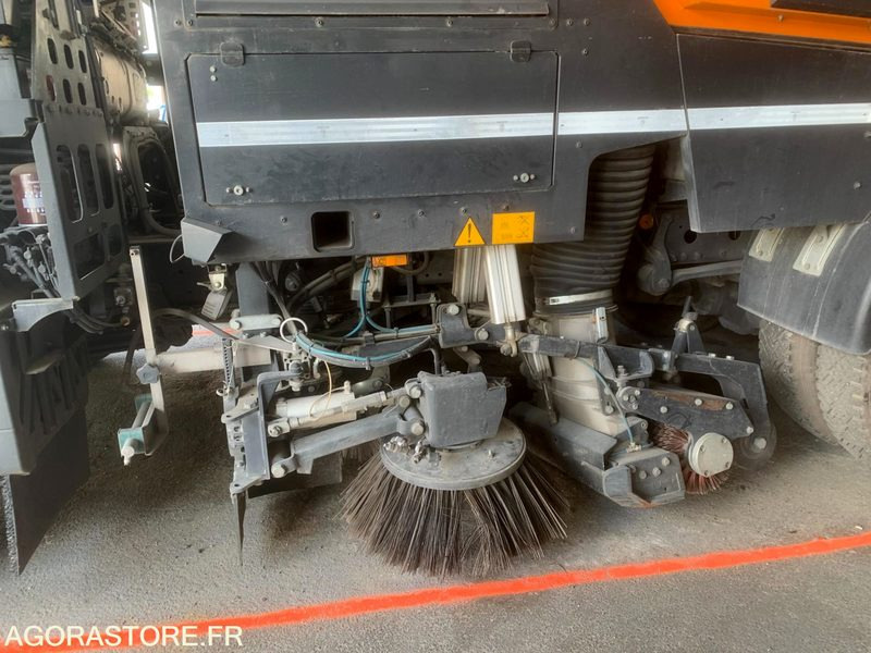 BALAYEUSE COMPOSÉE D'UN PORTEUR MERCEDES ET D'UN SYSTÈME DE BALAYAGE SCHMIDT - Підмітально-прибиральна машина: фото 3 BALAYEUSE COMPOSÉE D'UN PORTEUR MERCEDES ET D'UN SYSTÈME DE BALAYAGE SCHMIDT - Підмітально-прибиральна машина: фото 3