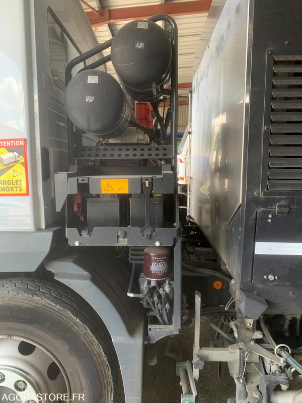 BALAYEUSE COMPOSÉE D'UN PORTEUR MERCEDES ET D'UN SYSTÈME DE BALAYAGE SCHMIDT - Підмітально-прибиральна машина: фото 2 BALAYEUSE COMPOSÉE D'UN PORTEUR MERCEDES ET D'UN SYSTÈME DE BALAYAGE SCHMIDT - Підмітально-прибиральна машина: фото 2