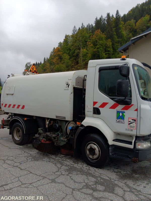 BALAYEUSE de Voiries- RENAULT MIDLUM 220 DXI avec aspiratrice EUROVOIRIE - Підмітально-прибиральна машина: фото 4 BALAYEUSE de Voiries- RENAULT MIDLUM 220 DXI avec aspiratrice EUROVOIRIE - Підмітально-прибиральна машина: фото 4