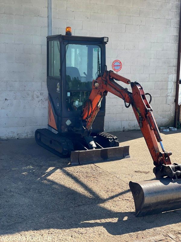 MINI-PELLE SUR CHENILLE CAOUTCHOUC HITACHI ZX17U-2 15CV 1.9T AVEC 3 GODETS - Екскаватор: фото 2 MINI-PELLE SUR CHENILLE CAOUTCHOUC HITACHI ZX17U-2 15CV 1.9T AVEC 3 GODETS - Екскаватор: фото 2