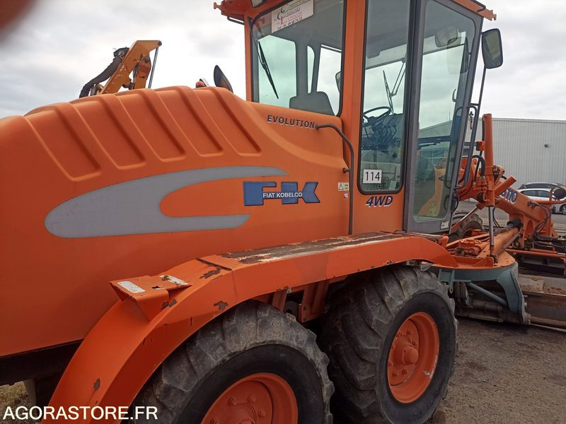 Niveleuse FIAT KOBELCO G110 2207 heures - TOURNANT et ROULANT - Грейдер: фото 5 Niveleuse FIAT KOBELCO G110 2207 heures - TOURNANT et ROULANT - Грейдер: фото 5