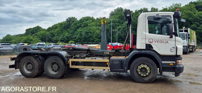 R51889 - PORTEUR AMPLIROLL SCANIA P360 de 2010 - 6x4 - BRAS DALBY - 515859 km - Гаковий мультиліфт вантажівка: фото 1 R51889 - PORTEUR AMPLIROLL SCANIA P360 de 2010 - 6x4 - BRAS DALBY - 515859 km - Гаковий мультиліфт вантажівка: фото 1