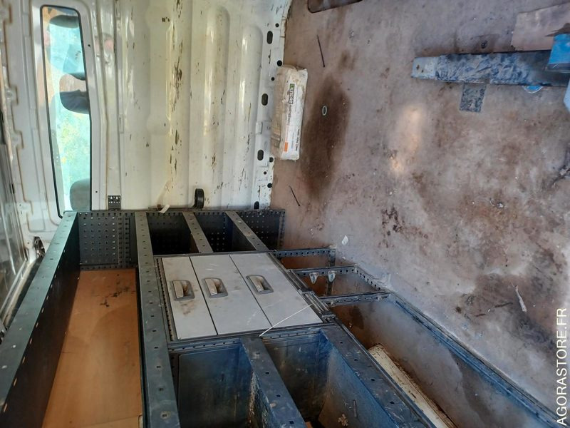 RENAULT TRAFIC / REF SCP : 818 - Суцільнометалевий фургон: фото 4 RENAULT TRAFIC / REF SCP : 818 - Суцільнометалевий фургон: фото 4