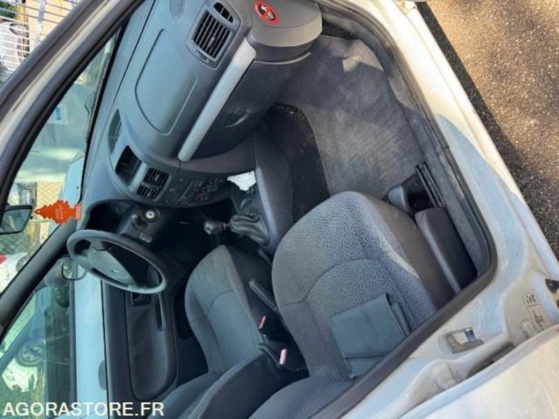 Renault CLIO 2 - Легковий автомобіль: фото 5 Renault CLIO 2 - Легковий автомобіль: фото 5