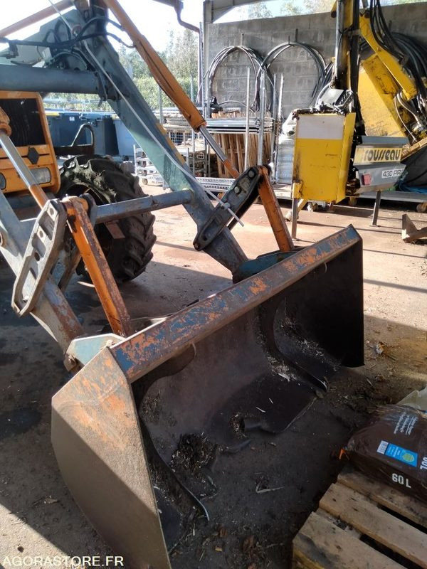 TRACTEUR CHARGEUR RENAULT 754 - 70 CV - Трактор: фото 4 TRACTEUR CHARGEUR RENAULT 754 - 70 CV - Трактор: фото 4