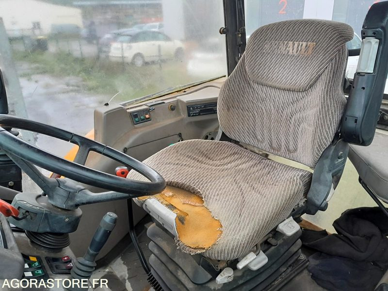 TRACTEUR RENAULT ERGOS446 avec chargeur FAUCHEUX F26R 7580h - Трактор: фото 5 TRACTEUR RENAULT ERGOS446 avec chargeur FAUCHEUX F26R 7580h - Трактор: фото 5