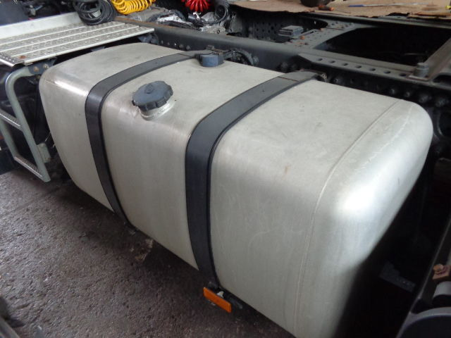 Mercedes-Benz aluminum with brackets - Паливний бак в категорії Вантажівки: фото 3 Mercedes-Benz aluminum with brackets - Паливний бак в категорії Вантажівки: фото 3
