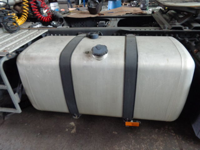 Mercedes-Benz aluminum with brackets - Паливний бак в категорії Вантажівки: фото 1 Mercedes-Benz aluminum with brackets - Паливний бак в категорії Вантажівки: фото 1
